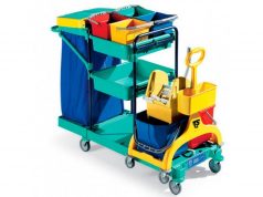 Удобная уборка с помощью тележек